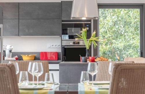 La Trinite-sur-Mer House | Holiday Home L'allée Couverte by Interhome