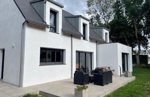 La Trinite-sur-Mer House | Holiday Home L'allée Couverte by Interhome