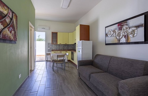 Mazara del Vallo Apartment | Holiday Home 'La Perla Di Mare - Perla 4' with Shared Pool, Wi-Fi and Air Conditioning