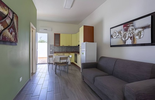Mazara del Vallo Apartment | Holiday Home 'La Perla Di Mare - Perla 1' with Shared Pool, Wi-Fi and Air Conditioning
