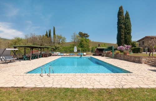 Radda in Chianti House | Holiday Home 'La Colonica nel Chianti' with Pool, Wi-Fi & Garden