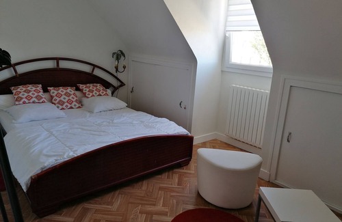 Queven House | Holiday Home 'La Bichonne' with Private Terrace and Wi-Fi