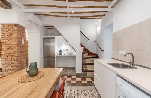 La Zubia House | Holiday Home 'La Casa Real' with Mountain View, Wi-Fi and Air Conditioning