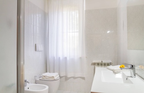 Campagnatico House | Holiday Home La Fondona with Terrace, Shared Garden & Wi-Fi