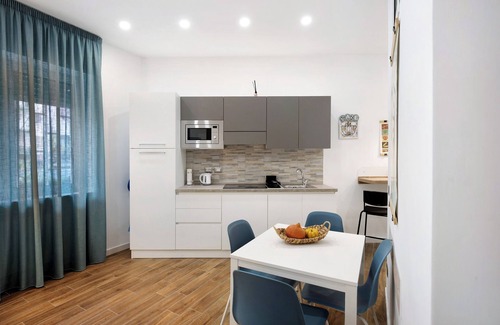 Posillipo House | Holiday Home 'La Gioia' with Wi-Fi and Air Conditioning