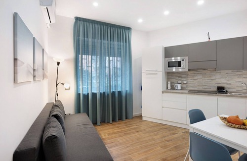 Posillipo House | Holiday Home 'La Gioia' with Wi-Fi and Air Conditioning