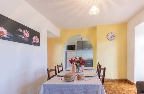Gravieres House | Holiday Home 'La Grange' with Mountain View, Shared Pool and Air Conditioning
