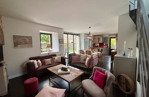 Kerroch House | Holiday Home 'La Kervernoïse' with Shared Terrace, Private Garden and Wi-Fi