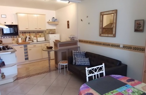 Thesee House | Holiday Home 'La Maison Bleue' with Private Terrace, Private Garden and Wi-Fi
