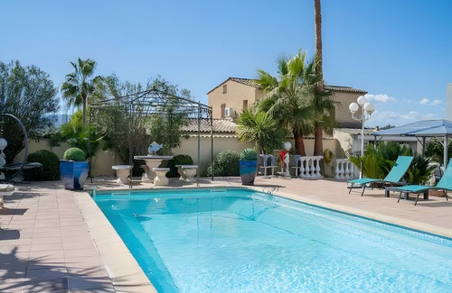 Les Baraques House | Holiday Home 'La Maison Provençale' with Private Pool, Wi-Fi and Air Conditioning