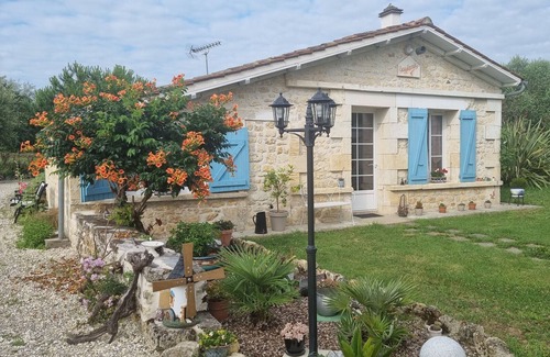 Bois House | Holiday Home 'La Vignentaise' with Terrace, Shared Pool & Wi-Fi