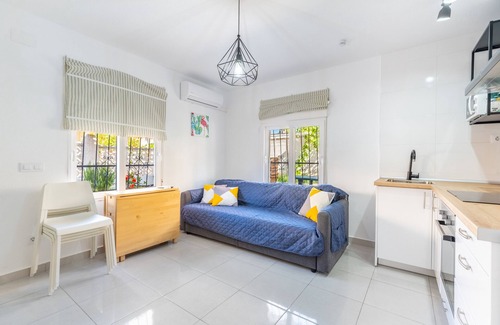 Torrevieja Apartment | Holiday Home 'Las Calas C y E' with Shared Pool, Private Terrace and Wi-Fi
