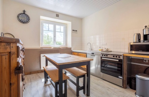 Peumerit House | Holiday Home 'Le Grand Gîte De Blandine' with Private Terrace, Shared Garden and Wi-Fi