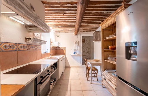 Cabannes House | Holiday Home 'Le Mas Saint Pierre' with Private Terrace, Private Garden and Wi-Fi