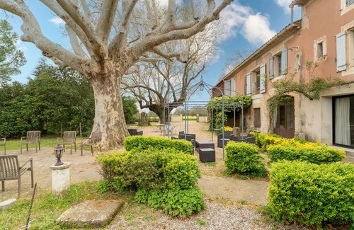 Cabannes House | Holiday Home 'Le Mas Saint Pierre' with Private Terrace, Private Garden and Wi-Fi