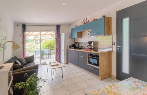 Payzac House | Holiday Home 'Le Pequelet' with Shared Pool, Wi-Fi and Air Conditioning
