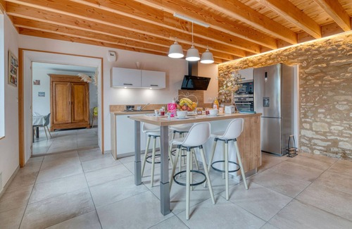 Caraman House | Holiday Home 'Les Echaunes' with Private Terrace, Wi-Fi and Air Conditioning