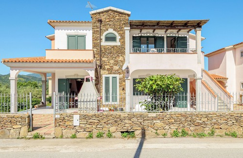 Limpiddu House | Holiday Home 'Limpiddu 4' with Mountain View, Shared Garden and Balcony