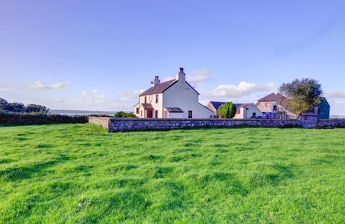Llanfaglan House | Holiday Home Llanfaglan Farm by Interhome