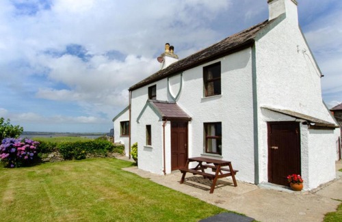 Llanfaglan House | Holiday Home Llanfaglan Farm by Interhome