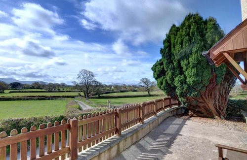 Llanfaglan House | Holiday Home Llanfaglan House by Interhome
