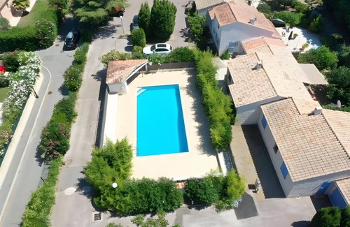 Plage de la Garonnette House | Holiday Home 'Maison A 130m De La Plage' with Shared Pool, Wi-Fi and Air Conditioning