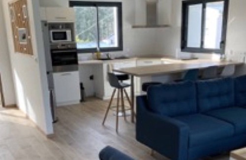 Bohars House | Holiday Home 'Maison 8 Pers 1km Du Parc Expo' with Private Terrace, Private Garden and Wi-Fi