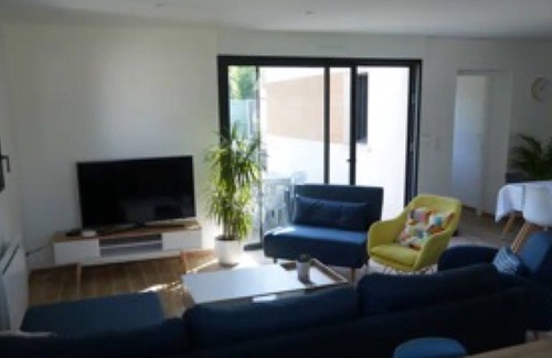 Bohars House | Holiday Home 'Maison 8 Pers 1km Du Parc Expo' with Private Terrace, Private Garden and Wi-Fi