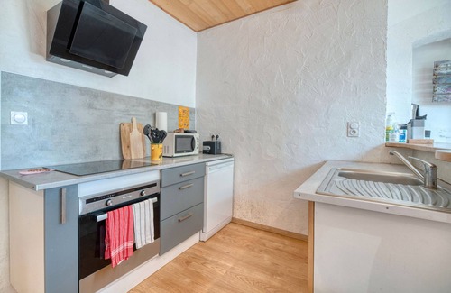 Revel House | Holiday Home 'Maison Avec Piscine Et Remous' with Private Pool, Private Terrace and Wi-Fi