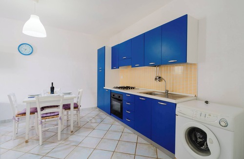 Porto Cesareo House | Holiday Home 'Mery' with Shared Pool, Shared Terrace and Air Conditioning