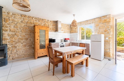 Monteux House | Holiday Home 'Monteux' with Shared Pool, Private Terrace and Wi-Fi