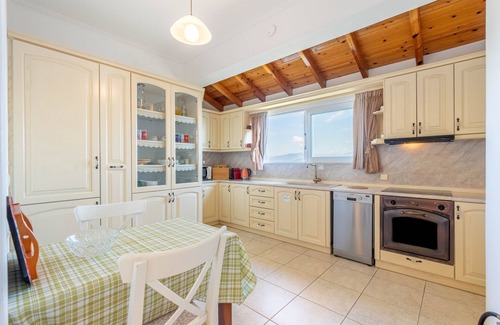 Gimari House | Holiday Home 'Nikolas House' with Sea View, Balcony and Wi-Fi