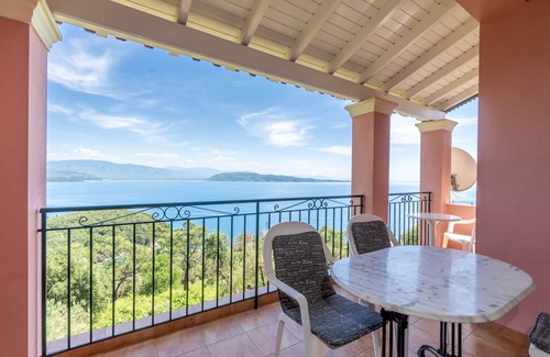 Gimari House | Holiday Home 'Nikolas House' with Sea View, Balcony and Wi-Fi