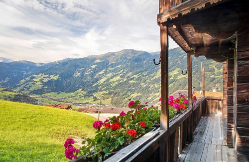 Rohrberg House | Holiday Home 'Oberlehen Hof' with Mountain View, Private Terrace and Wi-Fi
