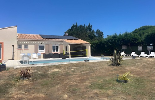 Saint-Papoul House | Holiday Home 'Opuceb' with Mountain View, Wi-Fi and Air Conditioning