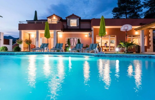 Ploce Villa | Holiday home Ostojić attractive villa with private pool near lakes