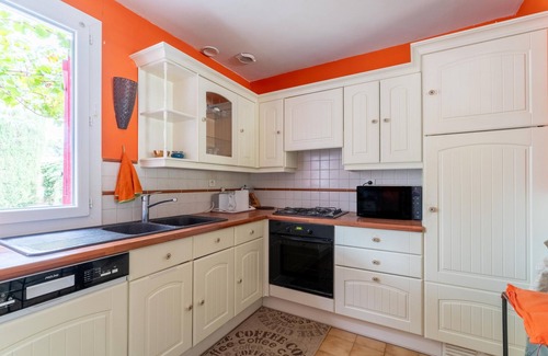 Cavaillon House | Holiday Home 'P'tit Bout De Paradis' with Private Pool, Private Terrace and Wi-Fi