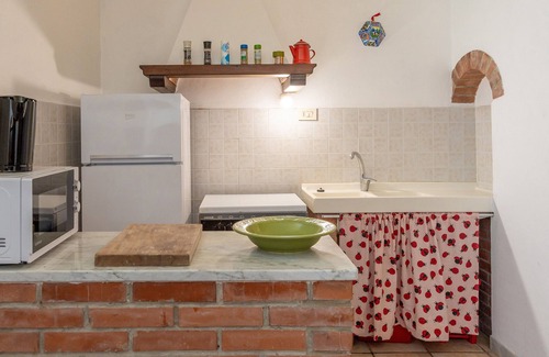 Fauglia House | Holiday Home 'Poggio2' with Shared Pool, Private Garden and Wi-Fi