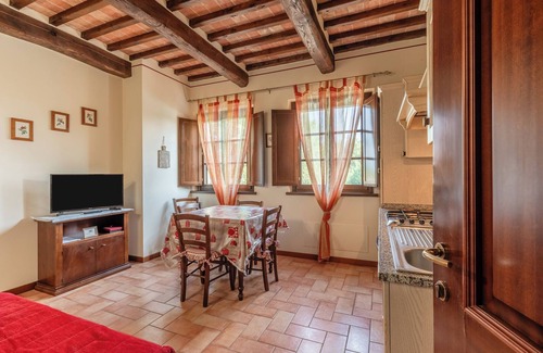 Montecarlo House | Holiday Home 'Rosa Rossa' with Shared Pool, Wi-Fi and Air Conditioning