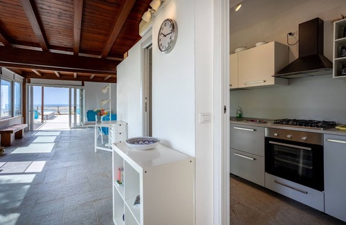 Porto Palo House | Holiday Home 'Sea House' with Sea View, Wi-Fi and Air Conditioning