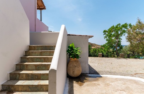 Batsi House | Holiday Home 'Seaview Mastrozane Studio 10 Andros' with Sea View, Wi-Fi and Air Conditioning