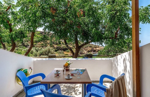 Batsi House | Holiday Home 'Seaview Mastrozanne Studio 8 Andros' with Sea View, Wi-Fi and Air Conditioning