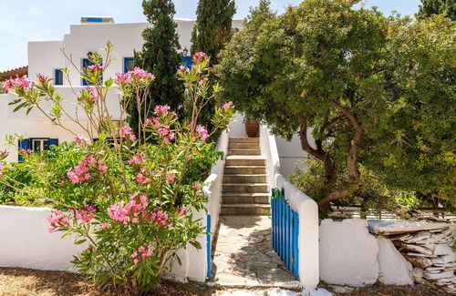 Batsi House | Holiday Home 'Seaview Mastrozane Studio 3 Andros' with Sea View, Wi-Fi and Air Conditioning