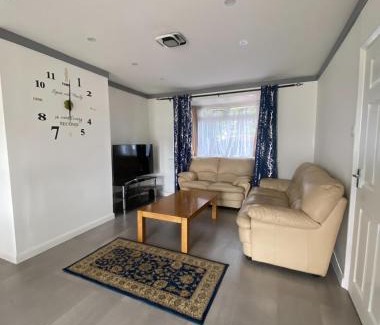 North Greenford House | Holiday Home Short Distance from Heathrow Airport and Central London