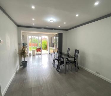 North Greenford House | Holiday Home Short Distance from Heathrow Airport and Central London