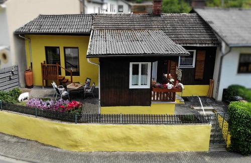 Hatzenport Apartment | Holiday home, shower or bath, toilet, 2 bed rooms