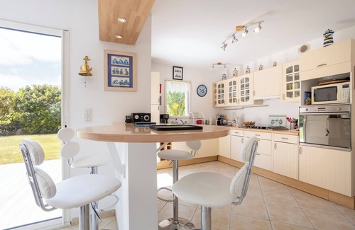 Combrit House | Holiday Home 'Spacieuse Maison À 200m De La Plage' with Private Terrace, Garden and Wi-Fi