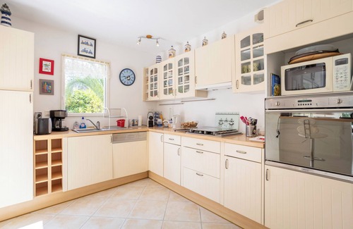Combrit House | Holiday Home 'Spacieuse Maison À 200m De La Plage' with Private Terrace, Garden and Wi-Fi