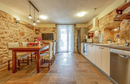 Slivnica House | Holiday Home Stone Wall - Villa with Jacuzzi, 5 pax