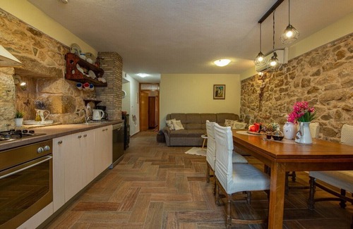 Slivnica House | Holiday Home Stone Wall - Villa with Jacuzzi, 5 pax